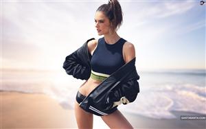 Alessandra Ambrosio`s stunning look will make you `stop and stare`